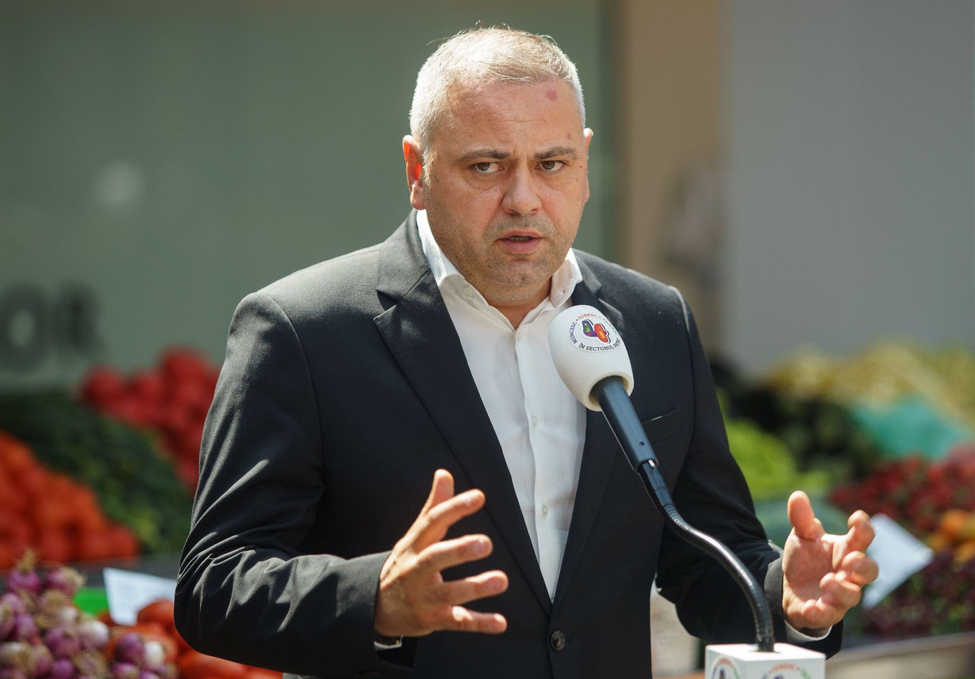 Reacție dură a ministrului Barbu față de boicotul lui Călin Georgescu: „Jos labele de pe fermierii şi procesatorii români”