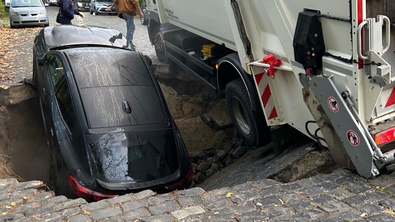 Momentul în care asfaltul s-a surpat în București, iar un copil și o mașină au fost „înghițiți”. Mama tocmai parcase mașina