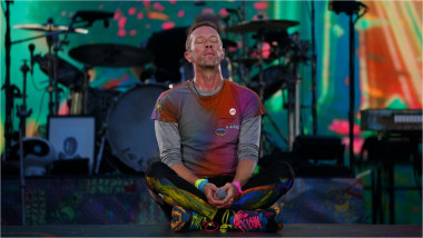 Chris Martin de la Coldplay pe scenă la un concert