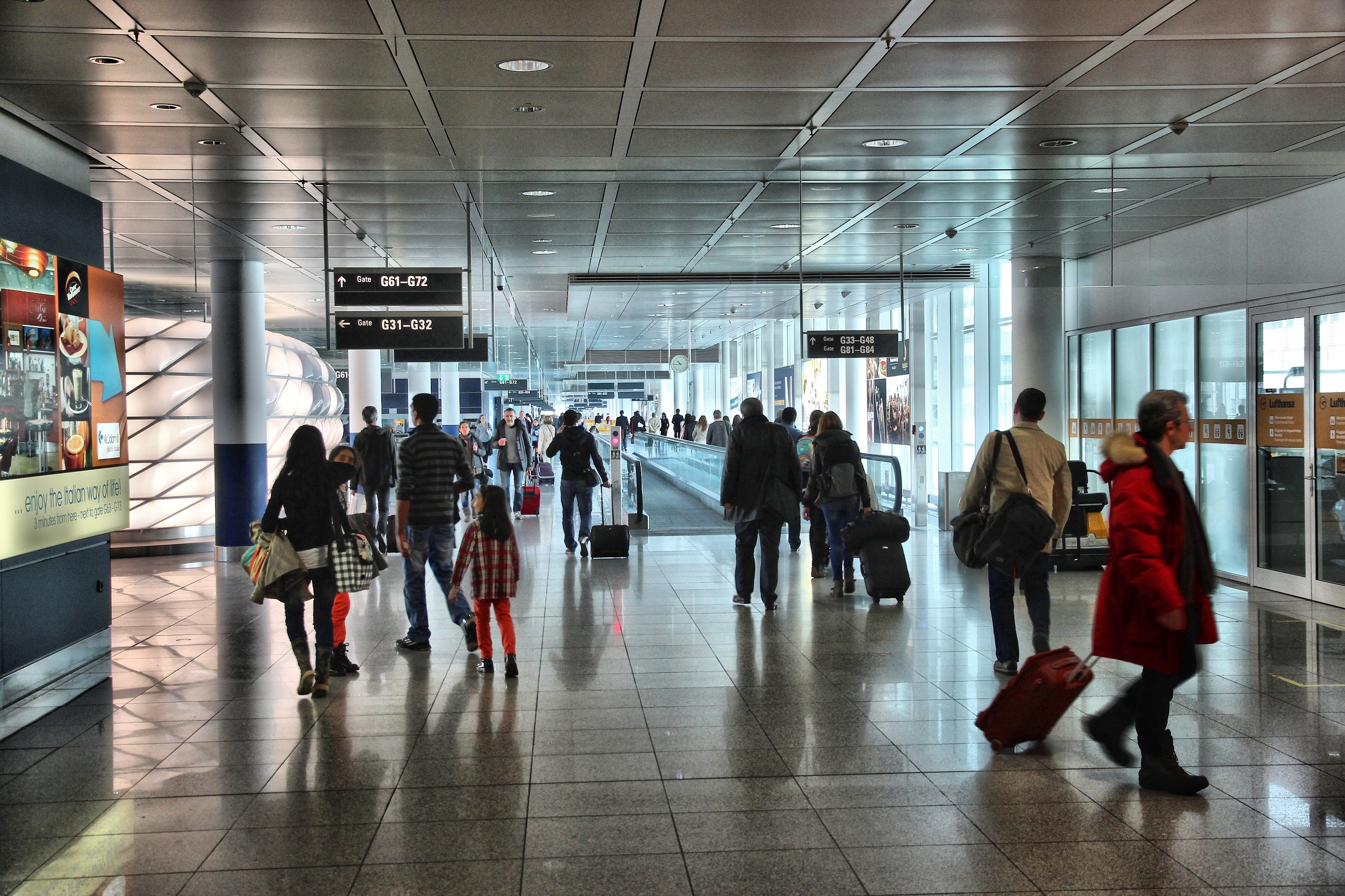 Doi pensionari români, prinși pe aeroportul din Munchen cu bijuterii în valoare de 650.000 de euro. Ce i-a alertat pe polițiști