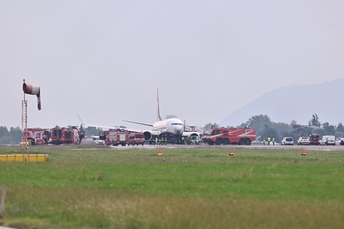 Haos pe aeroportul Bergamo din Italia, după ce o anvelopă a unui avion Ryanair a explodat în timpul aterizării