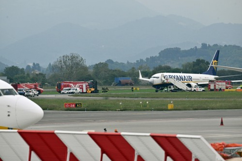 Scoppia pneumatico ad aereo, a bordo c'erano 162 passeggeri