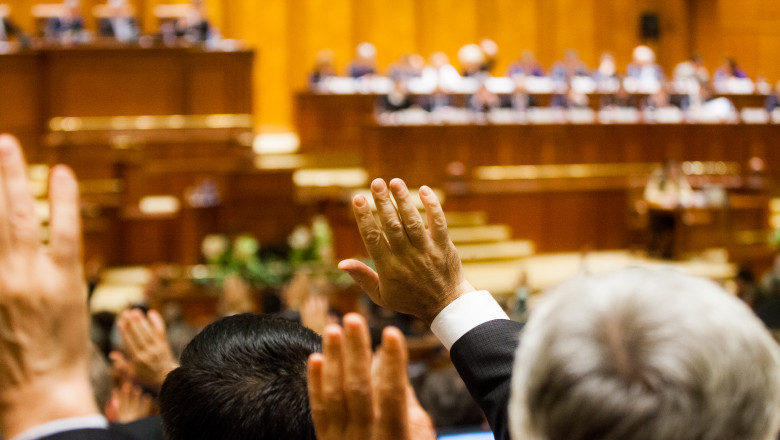 Mâini ridicate în timpul votului în Parlament