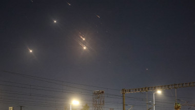 Imagini surprinse în timpul atacului cu rachete lansat de Iran. Iron Dome israelian interceptează rachetele. Foto: Profimedia Images