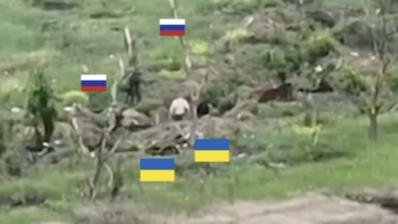 Russian soldiers execute Ukrainian PoWs