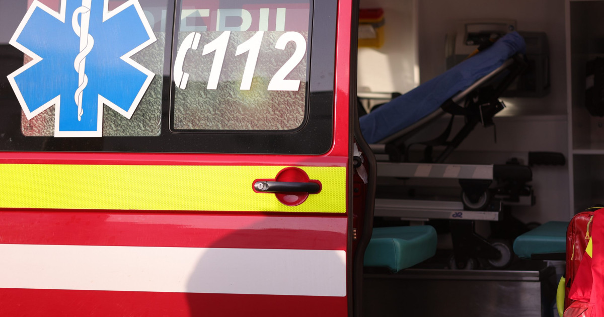 Accident dramatic în București: Șoferul a intrat cu mașina într-un copac și a lovit ambulanțele.