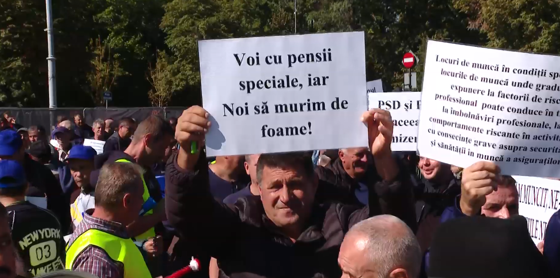 Sute de mineri au protestat în fața Guvernului și au amenințat cu grevă generală. Ei sunt nemulțumiți de noua lege a pensiilor