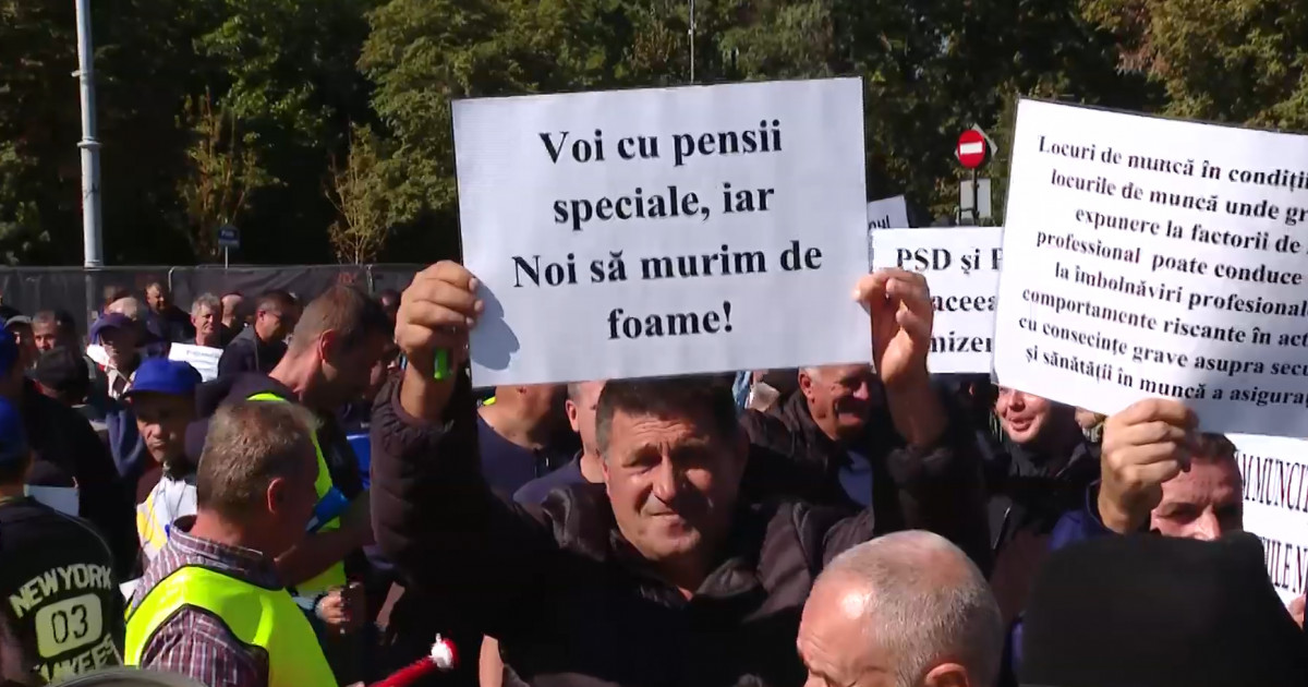 Sute de mineri au protestat în fața Guvernului și au amenințat cu grevă generală. Ei sunt nemulțumiți de noua lege a pensiilor