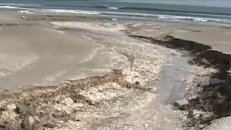 Imagini cu plaja din Năvodari, care a fost distrusă după furtunile puternice de pe litoral