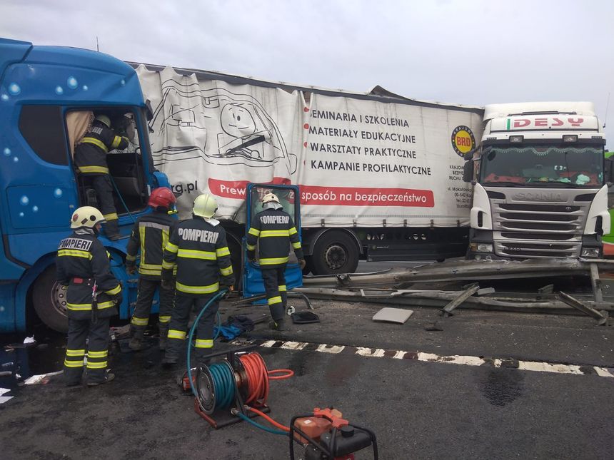 Accident grav pe A1, după ce două TIR-uri şi un autoturism s-au ciocnit. Un bărbat de 45 de ani a murit și trei persoane au fost rănite
