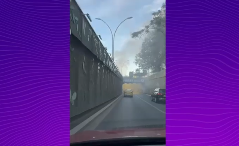 VIDEO O mașină a luat foc la Pasajul Unirii din București