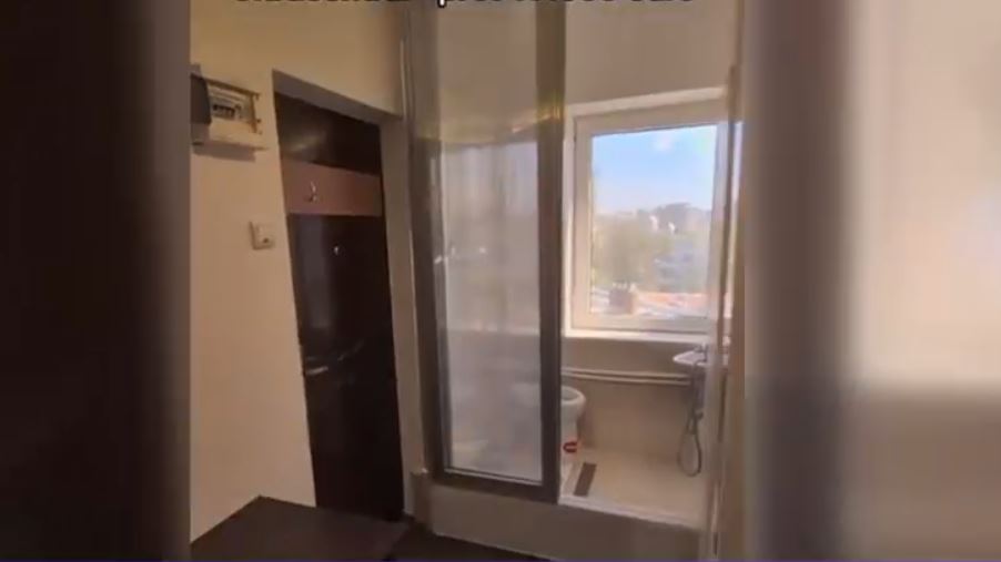 VIDEO Cu cât se vinde o garsonieră de 8 metri pătrați din București, cu baia pe balcon. „De banii ăștia îmi iau mașină și dorm în ea”