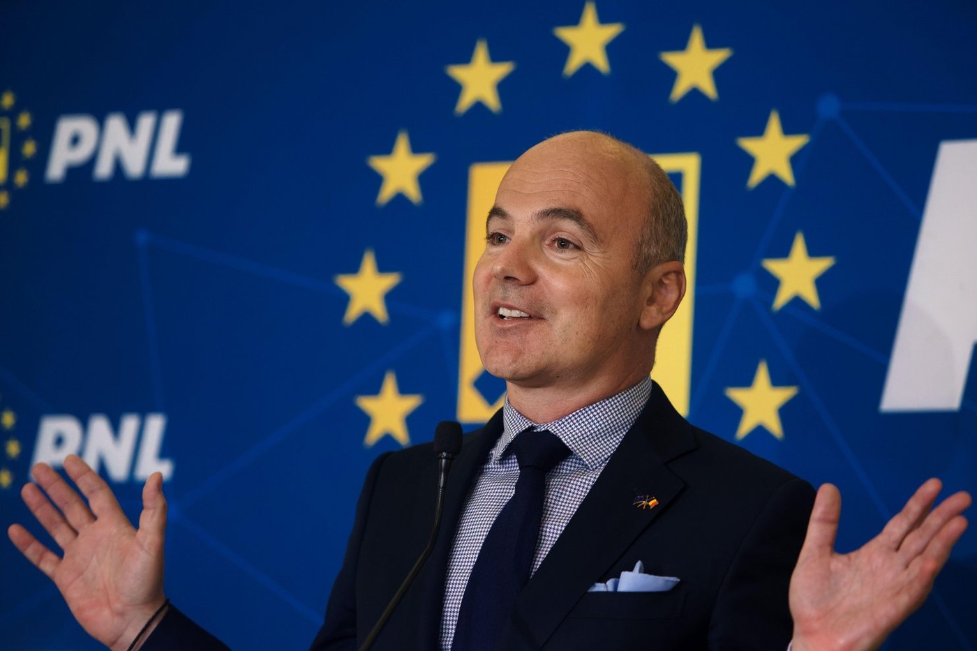 Rareș Bogdan îi ia din nou apărarea lui Iohannis: La Neptun nu e teren de golf. Dacă era o poartă de fotbal nu era o problemă