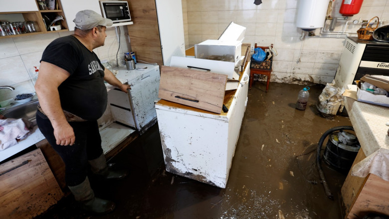 un barbat arata dezastrul din casa, dupa inundatiile din galati