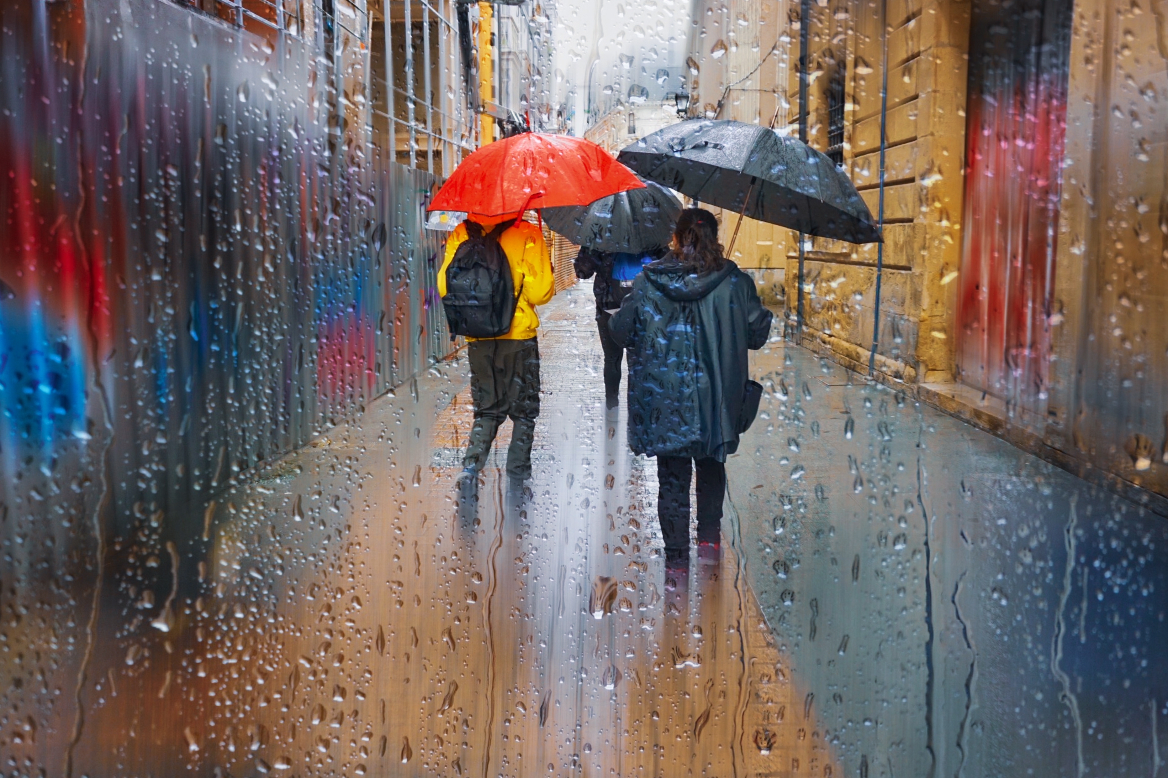 Alertă meteo. Vremea urâtă pune stăpânire pe țară: ploi în toate regiunile, până luni. Prognoza pentru București