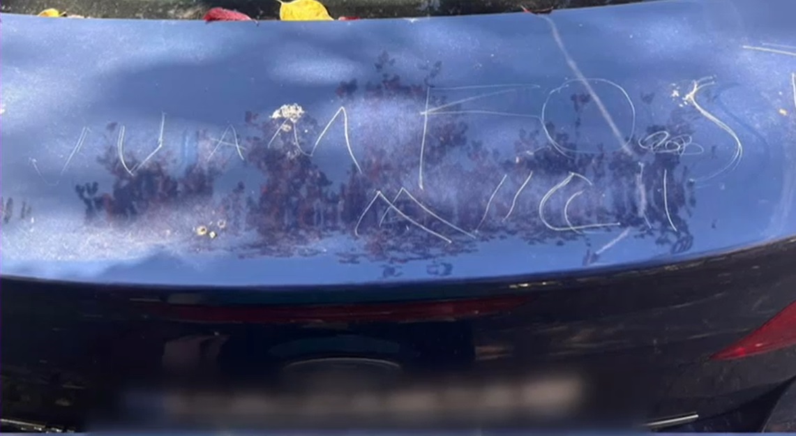 Zeci de mașini au fost vandalizate într-o parcare din Sectorul 4. Ce mesaj a fost scrijelit pe vehicule