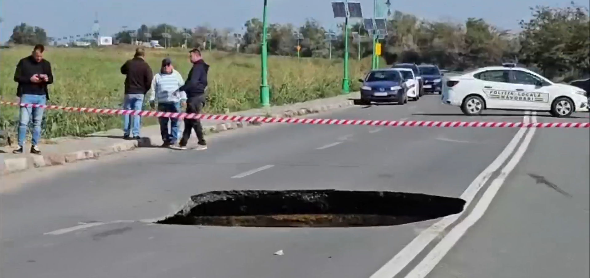 „E toată mașina ruptă pe dedesubt. Uitați-vă ce crater e acolo”. Mărturiile șoferilor care au căzut în groapa uriașă de pe șosea