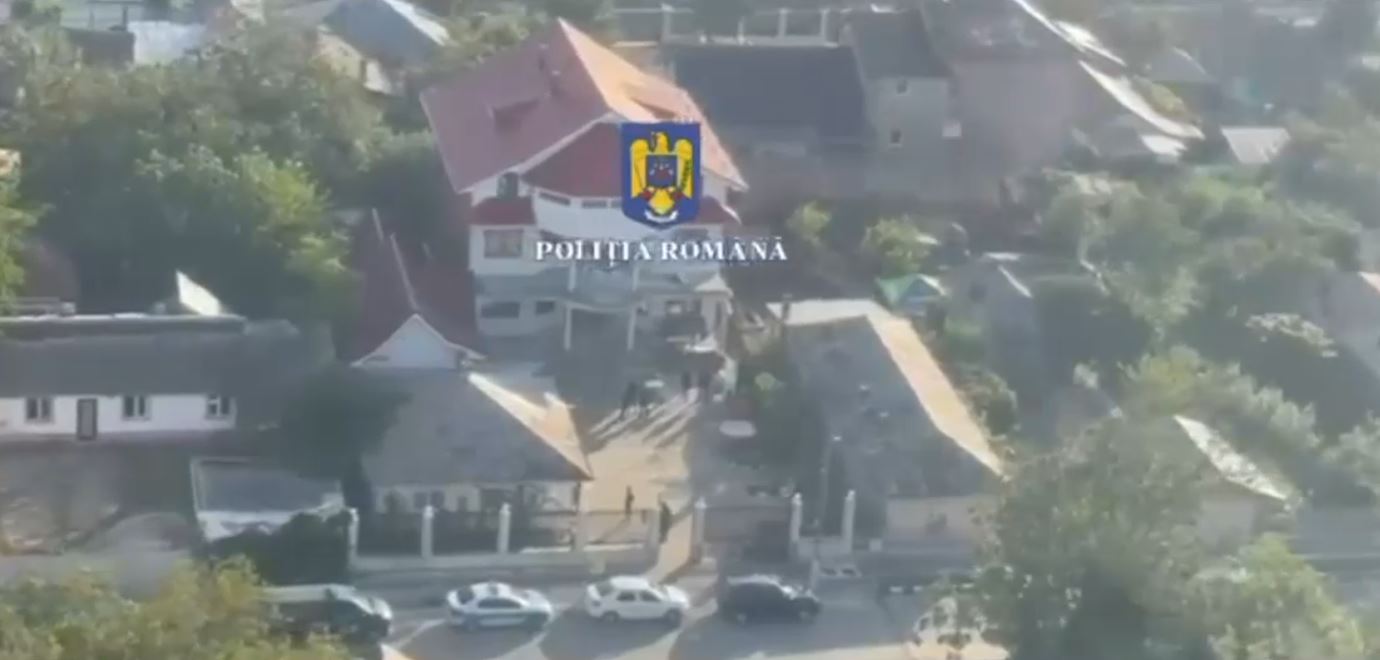 VIDEO Imagini din aer din timpul perchezițiilor supravegheate din elicopter, la „Academia de cerșit” din Țăndărei