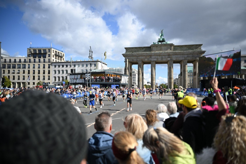 Berlin, Germany. 29th Sep, 2024. Athletics, marathon: Marathon runners race behind the Brandenburg Gate. Credit: Sebastian Christoph Gollnow/dpa/Alamy Live News