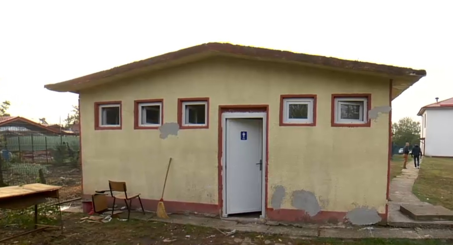„România educată” cu toaleta săpată. Reportaj Digi24 într-o școală din Teleorman, unde autoritățile au uitat de promisiuni