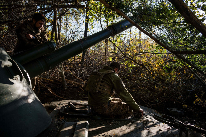 Ukrainian artillery units prepare for Russian advance in Donbas