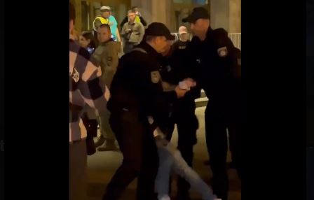 Razii în cluburile de noapte din Kiev. Ofiţerii ucraineni de recrutare militară caută bărbaţi pentru înrolare