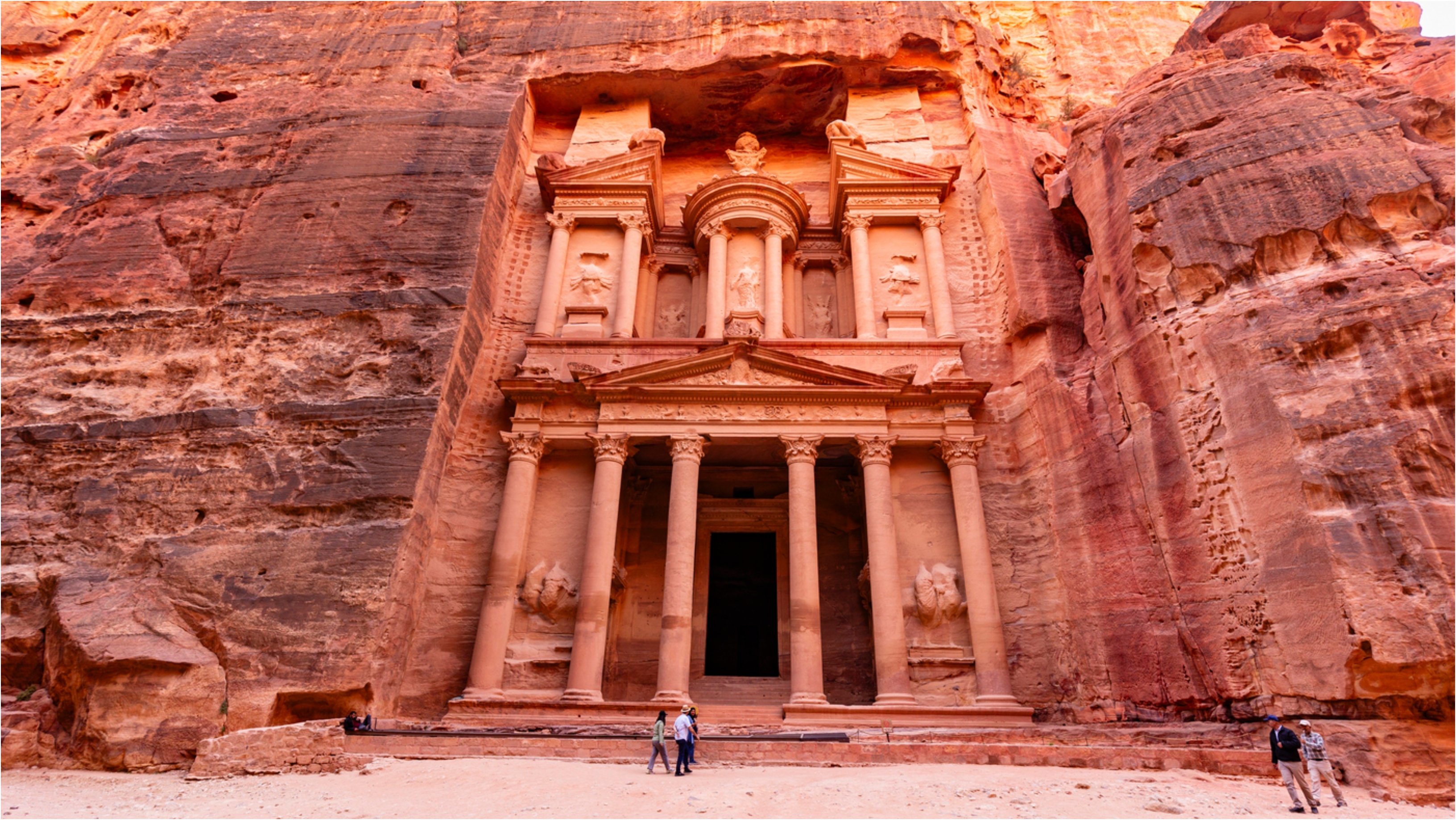 Mormântul secret de la Petra. Arheologii au făcut o descoperire extrem de rară sub faimosul monument unde s-a filmat „Indiana Jones”
