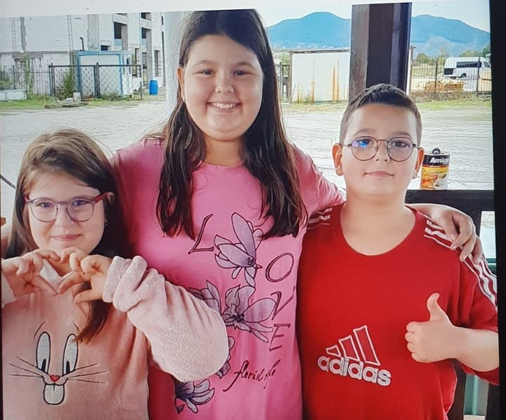Trei copii din Hunedoara au fost pierduți de bonă și au fost dați în urmărire națională. Apelul polițistilor