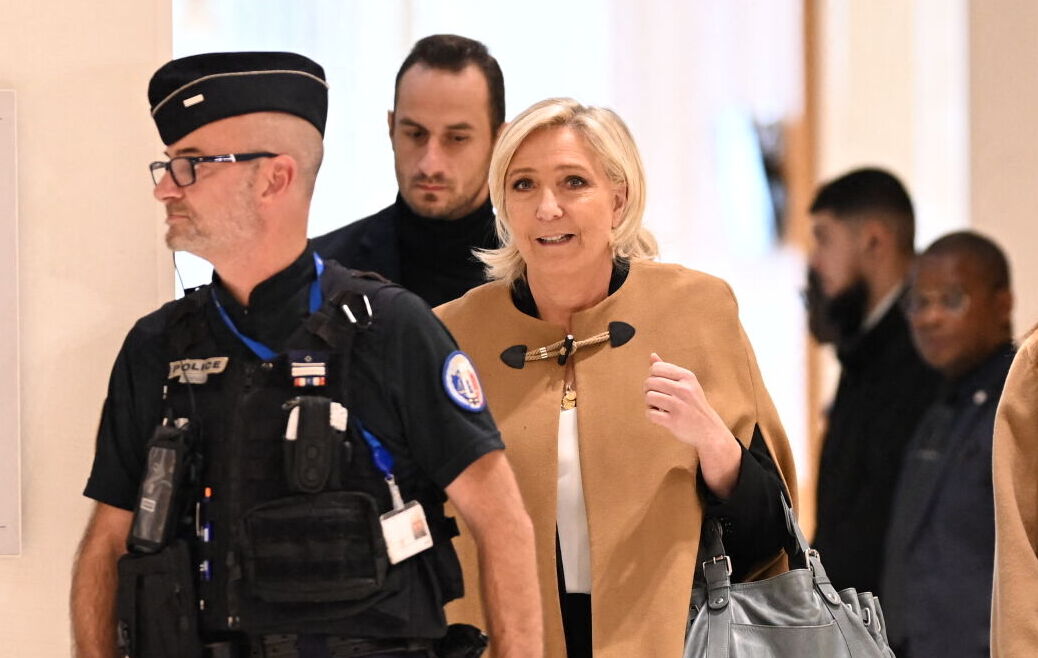Cum se apără șefa extremei drepte franceze Marine Le Pen împotriva acuzațiilor de corupție cu bani UE la proces: „Facem politică”