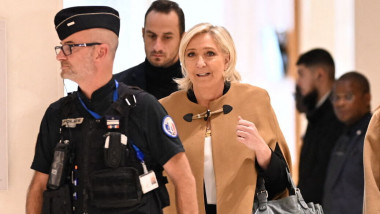 Marine Le Pen arrive au procès de l'affaire des assistants parlementaires européens du parti d'extrême-droite du Front national (FN) au tribunal correctionnel de Paris