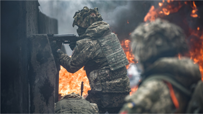 soldați ucraineni într-un exercițiu militar