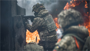 soldați ucraineni într-un exercițiu militar