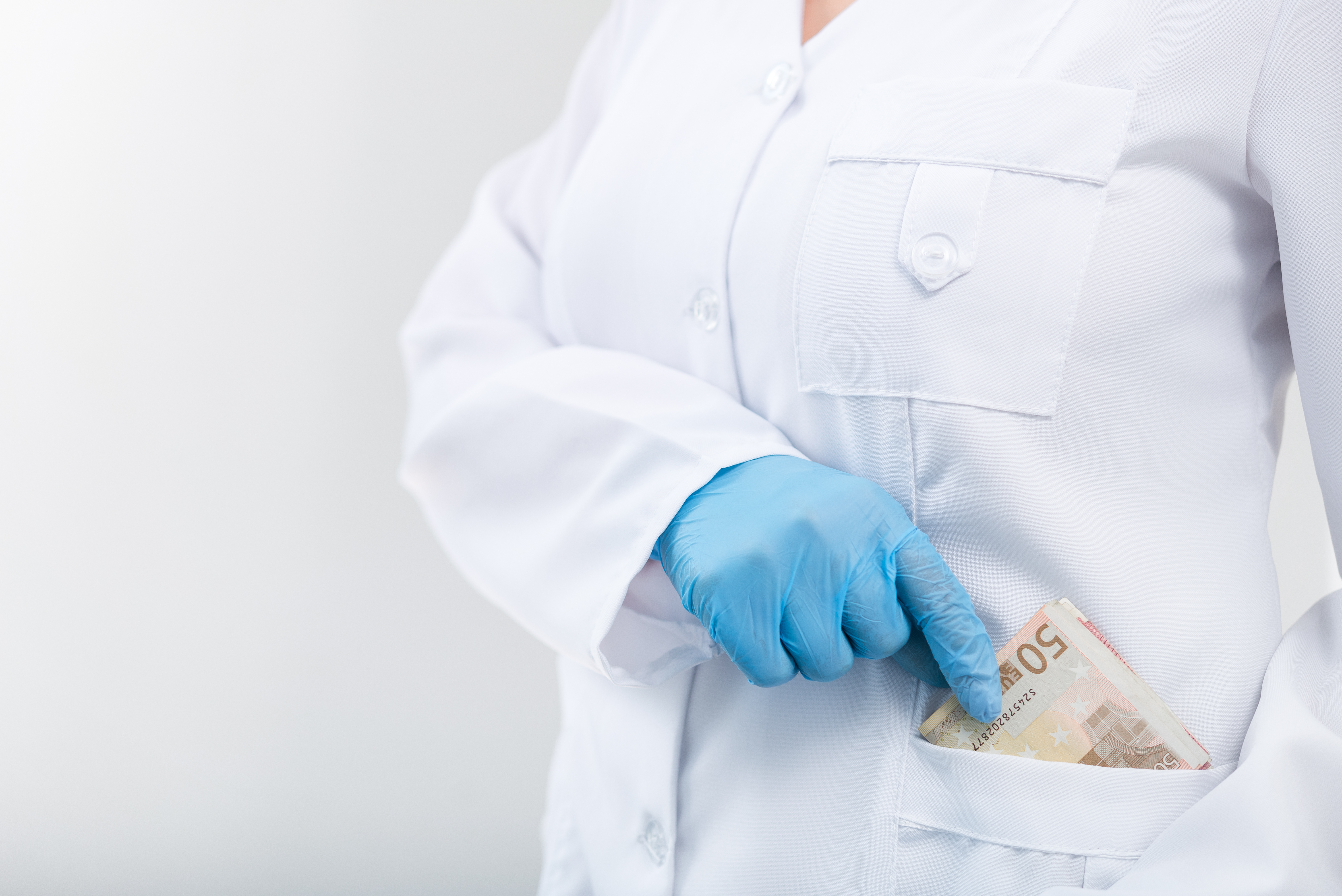 Doctoriţă de la Spitalul Filantropia Craiova, sub control judiciar pentru mită. Ar fi luat 800 de lei şi 100 de lire pentru o cezariană