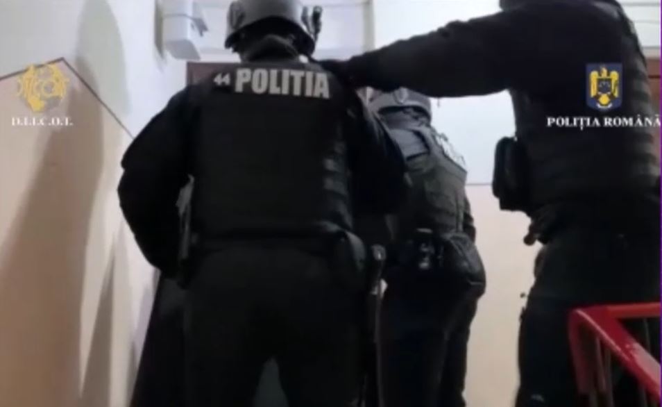 Haine, detergenți sau licențe software. Procurorii din toată țara au intrat peste persoane care vând produse contrafăcute