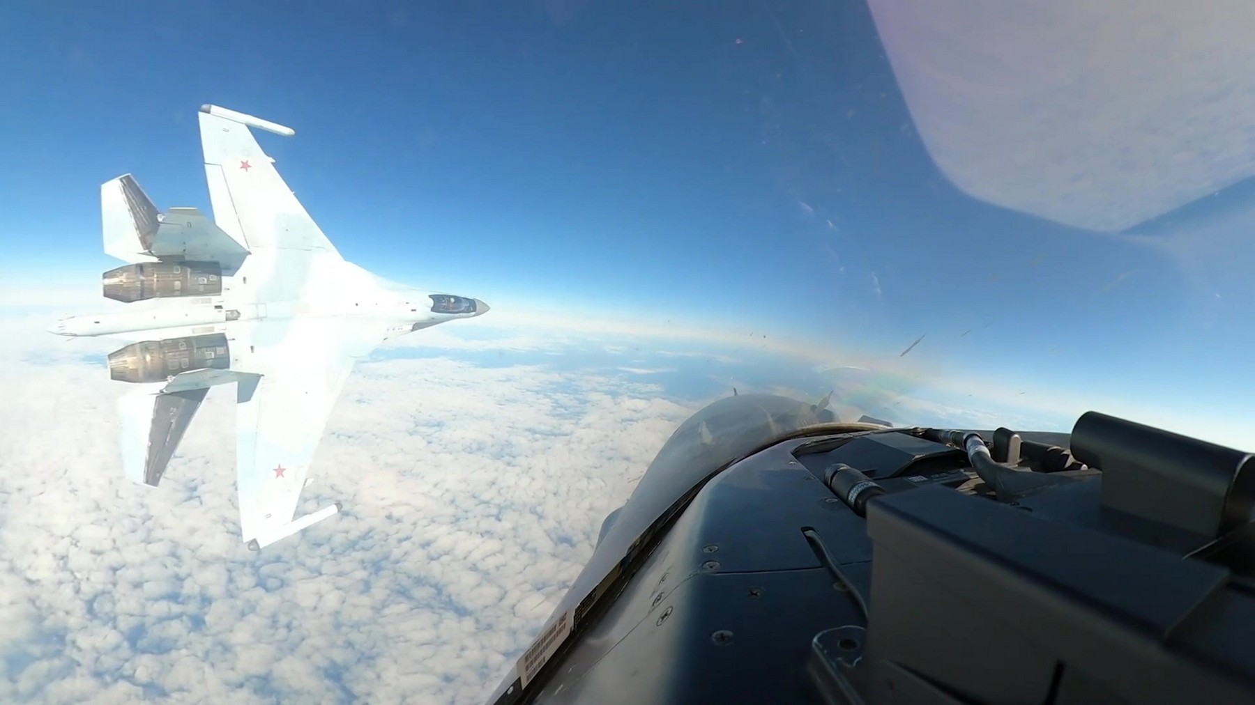 O fotografie rară surprinde cometa Tsuchinshan-ATLAS, făcută dintr-un avion rusesc Suhoi SU-35
