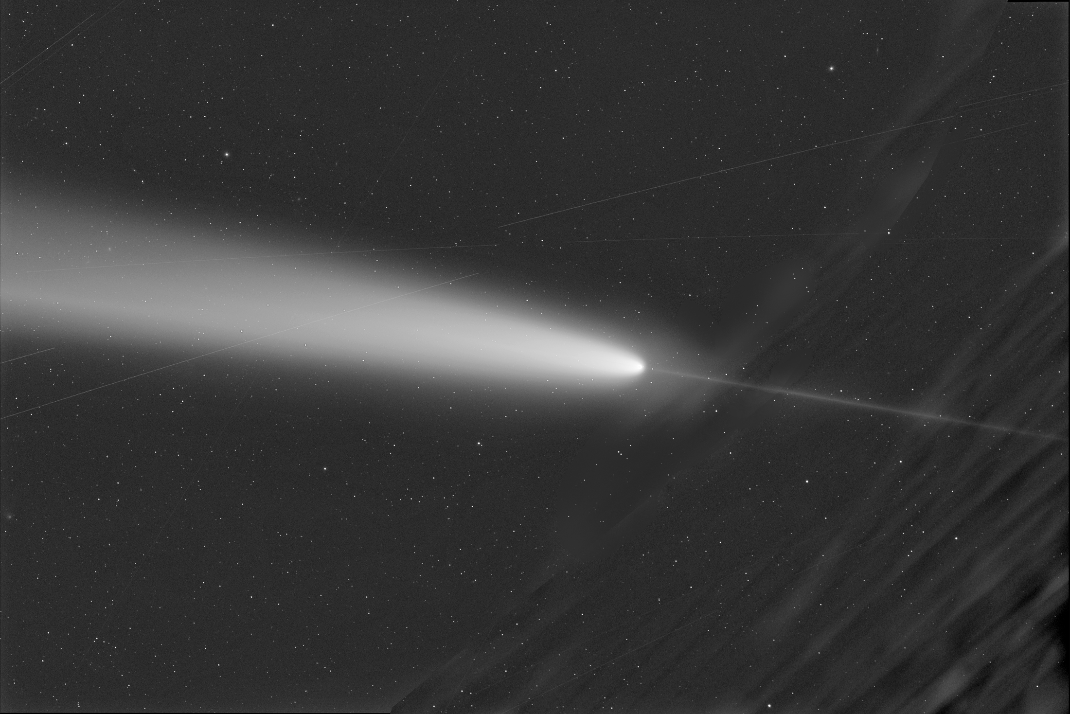 „Cometa secolulului” are două cozi, dintre care una este îndreptată înainte. Cum se explică fenomenul extrem de rar