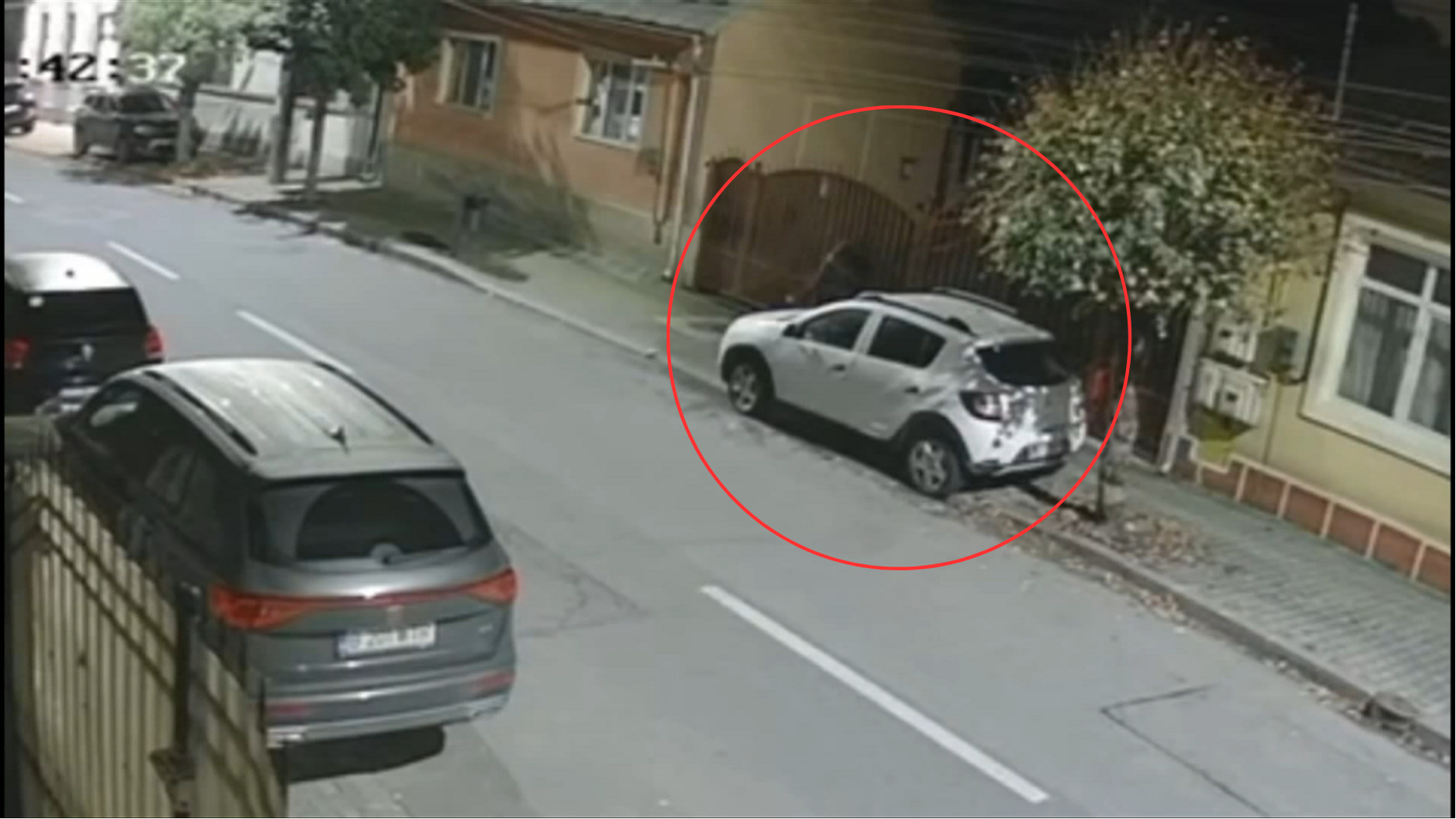 Tânăr căutat de Poliție, după ce a vandalizat 11 mașini într-o singură noapte, pe o stradă din Dej