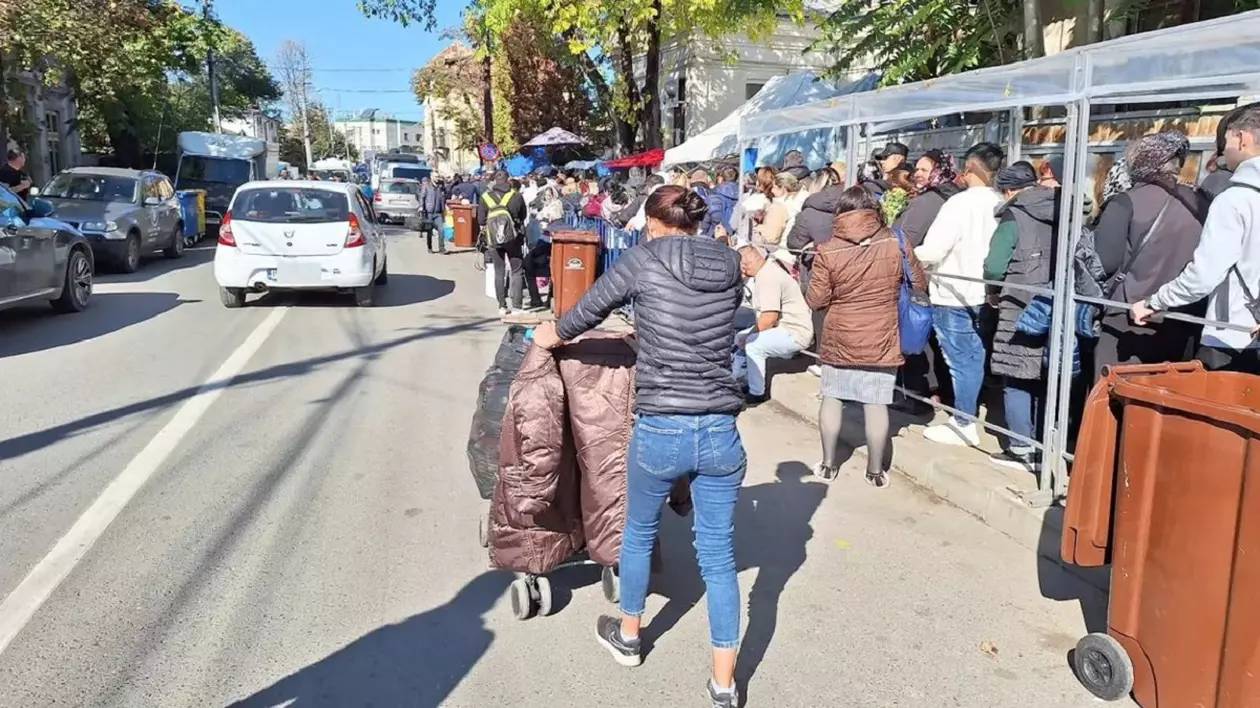 O mamă a impresionat pelerinii, la Sf Parascheva: „Strâng sticle, să poată merge copilul meu la școală, să nu fie ca mine, cu 4 clase!”