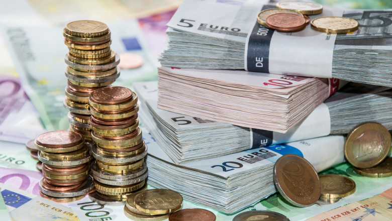 Planul fiscal pe care Guvernul îl va prezenta CE: reducere anuală a deficitului cu 0,74% din PIB până în 2031; se păstrează cota unică