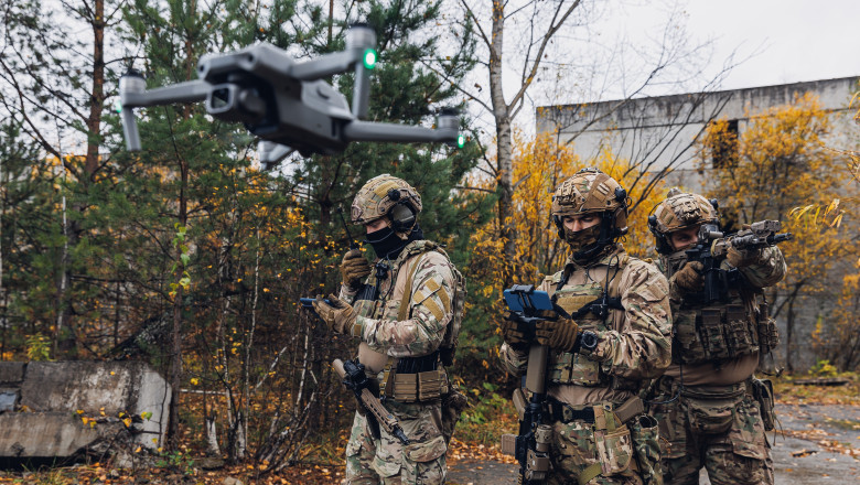 soldați cu o dronă