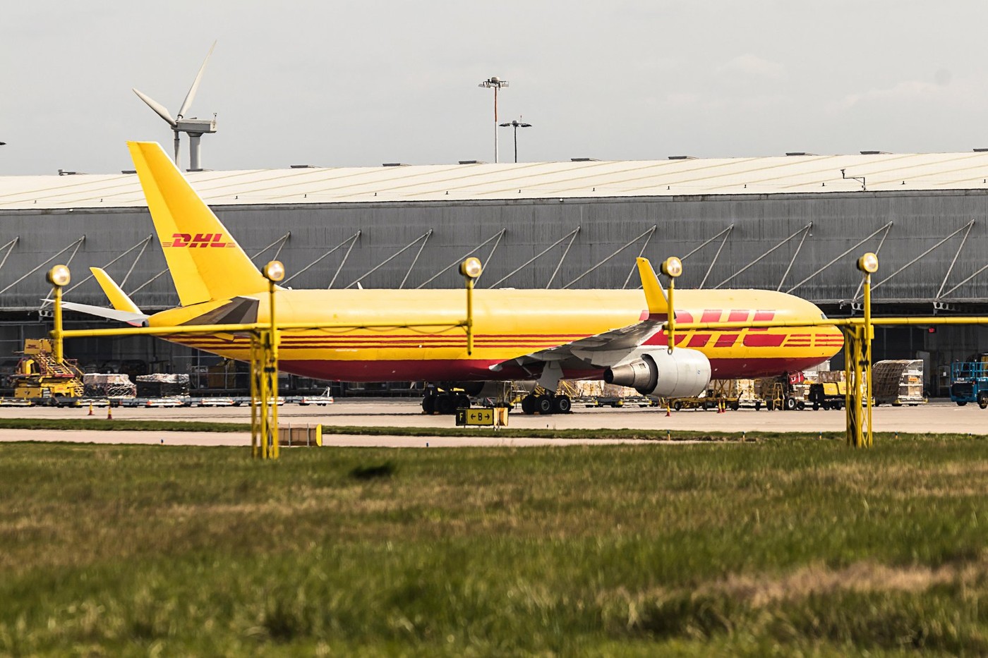 Spionii ruși, suspectați că au instalat un dispozitiv exploziv într-un colet trimis cu avionul în Marea Britanie