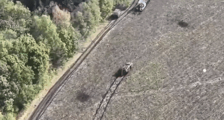 Un tanc ucrainean a spulberat un TAB rusesc de la doar câțiva metri distanță. Militarii ruși au confundat tancul cu unul propriu