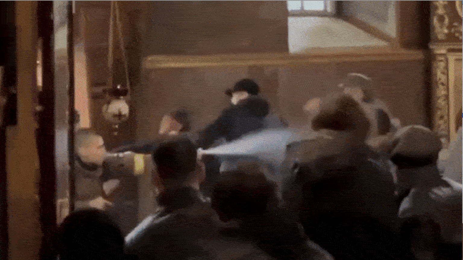 Bătaie cu bănci și gaze lacrimogene într-o catedrală din Ucraina, după ce a ieșit de sub autoritatea Patriarhiei Moscovei
