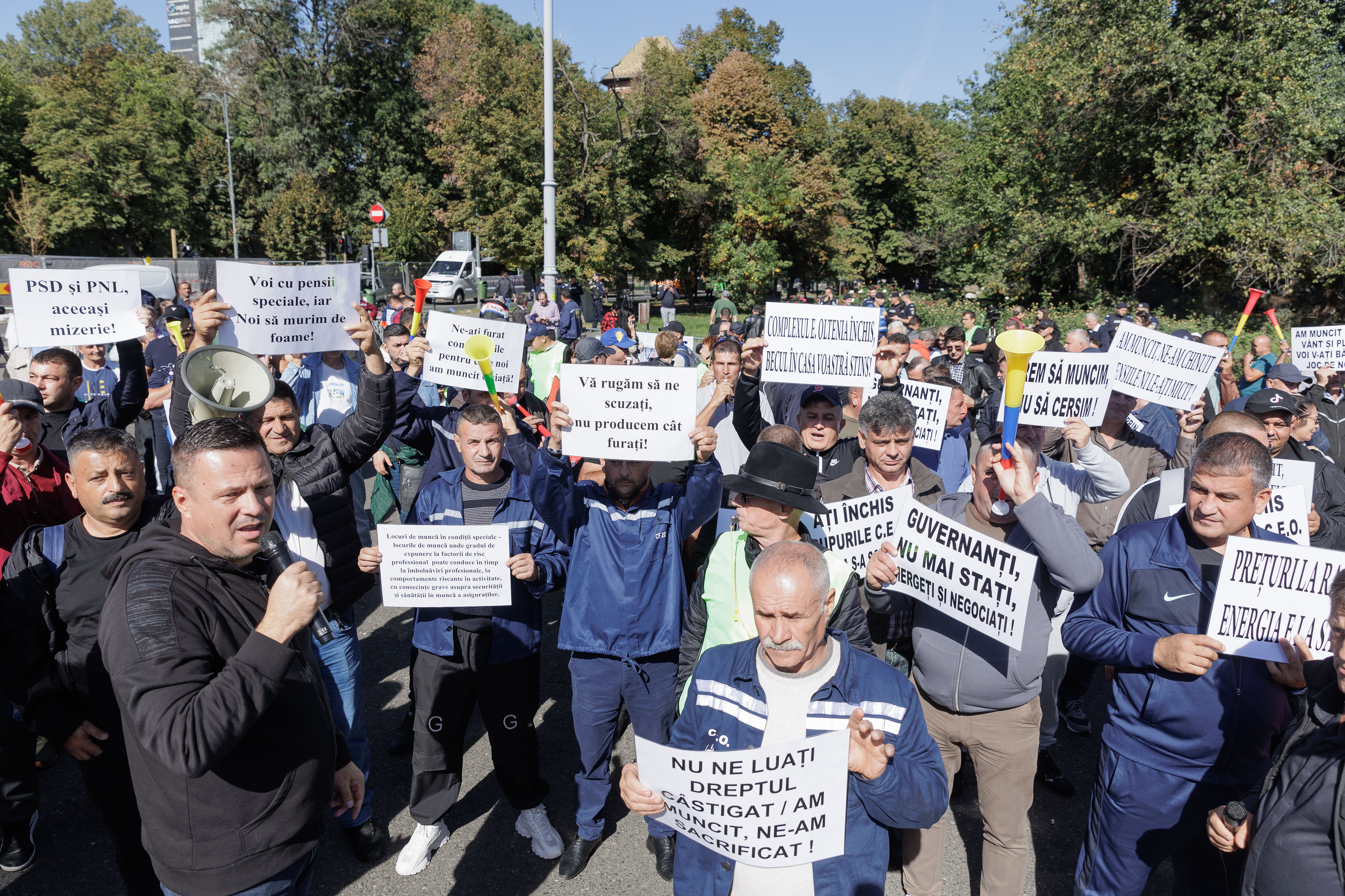 Câteva sute de mineri protestează la Palatul Victoria, din cauza noii legi a pensiilor. Ei amenință că vor intra în grevă