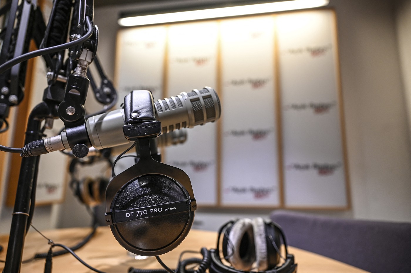 „Nu putem fi reduși la tăcere”. Regimul lui Erdogan a închis un important post de radio independent. Motivul invocat