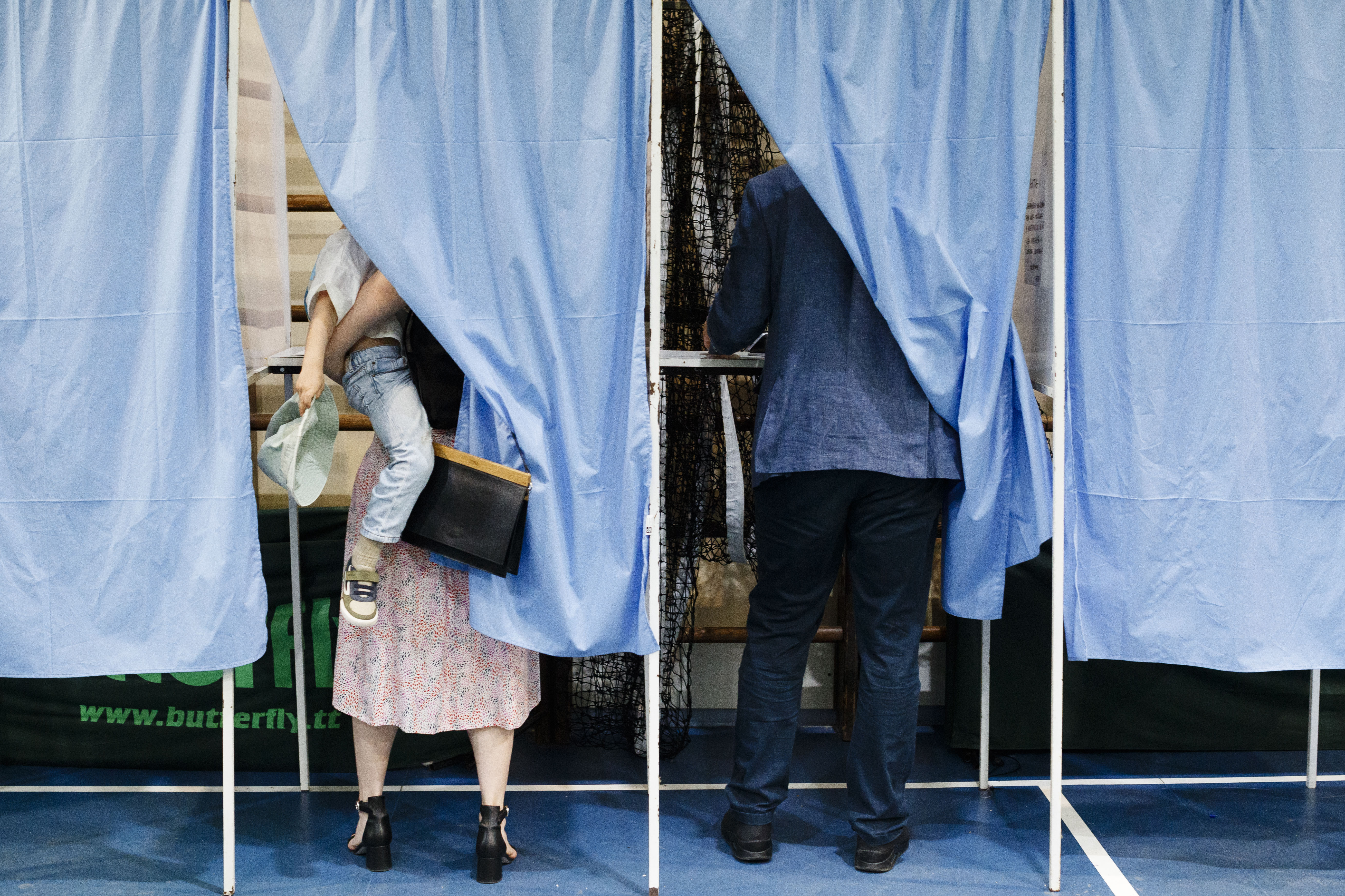Decizie BEC: La alegerile prezidențiale, alegătorii aflați în localitatea de domiciliu pot vota doar la secția unde sunt arondați