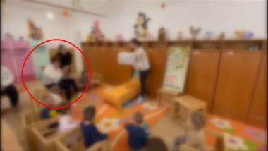 O educatoare a fost filmată în timp ce lovește brutal o fetiță de un an, într-o grădiniță din Brăila