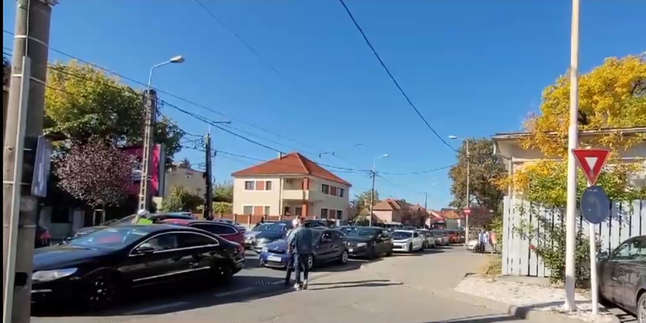 VIDEO Anunțul care a provocat cozi kilometrice de mașini în Timișoara: Un tânăr s-a oferit să plătească oricui plinul de combustibil