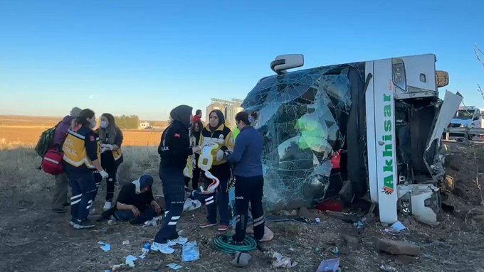 Cel puțin 6 morţi şi 25 de răniţi după ce un autobuz s-a răsturnat pe o autostradă din Turcia. Accidentul a fost surprins de camere