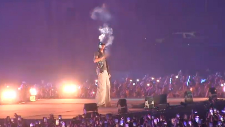 Wizz Khalifa, trimis în judecată la Constanța. Rapperul a fumat marijuana pe scenă la Costinești
